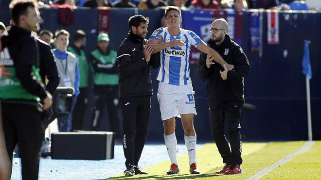 Carrillo, con gestos de dolor tras lesionarse ante el Huesca.