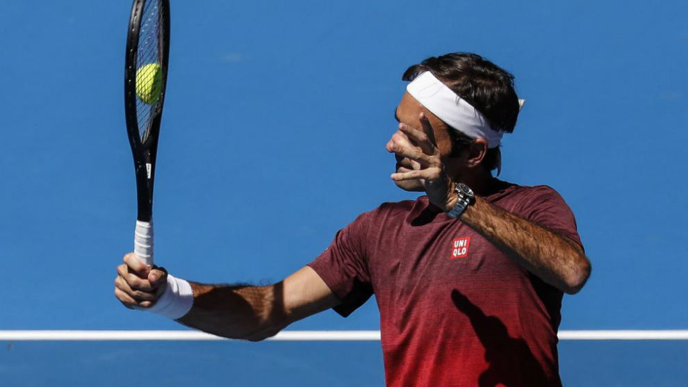 Federer conecta una volea en el entrenamiento