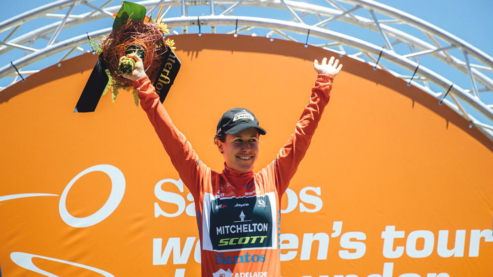 Amanda Spratt (31) celebra su tercer Tour Down Under consecutivo.