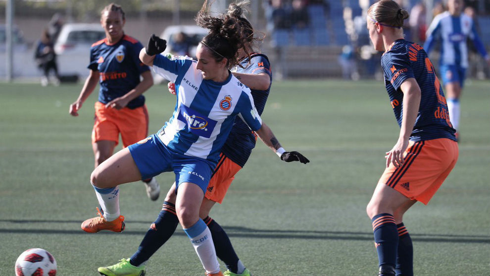 Paula Moreno, jugadora del Espanyol, puja por el baln con dos...