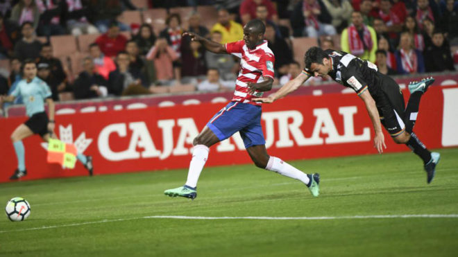 Dorado pugna con Adrin Ramos en el Granada-Rayo.
