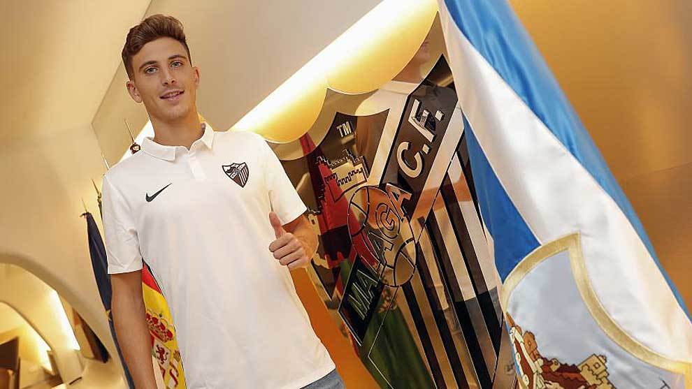 Pau Torres posa delante de la bandera del conjunto blanquiazul