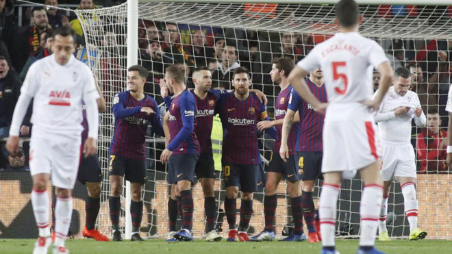 Los jugadores del Eibar se lamentan tras un gol en el Camp Nou.