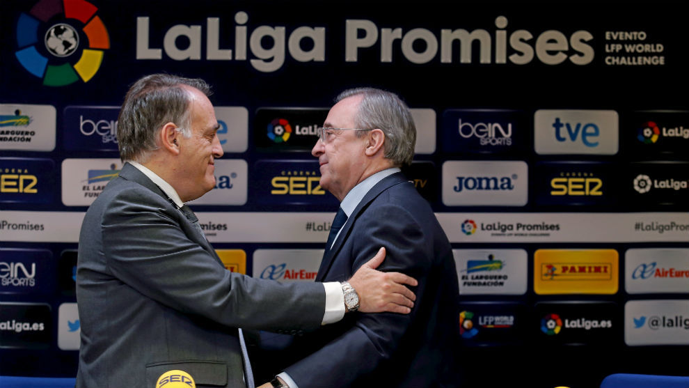 El presidente de LaLiga, Javier Tebas, y el del Real Madrid,...