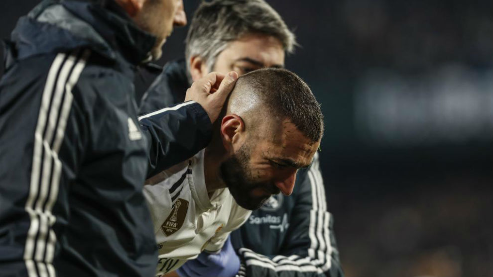 Benzema in pain after fracturing his finger against Betis.