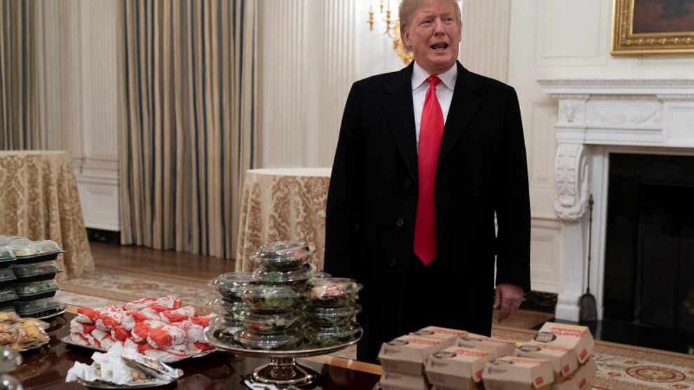 Trump recibe un equipo universitario en la Casa Blanca con Burger King...