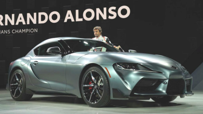 Fernando Alonso presenta el nuevo Toyota Supra en Detroit.