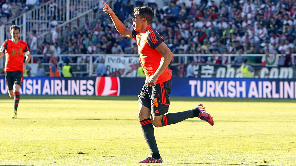 Elustondo celebra un gol en Vallecas con la Real Sociedad
