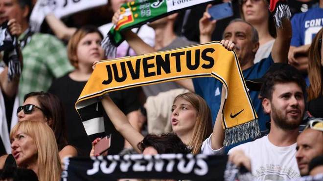 Aficionados de la Juventus animan en un partido.