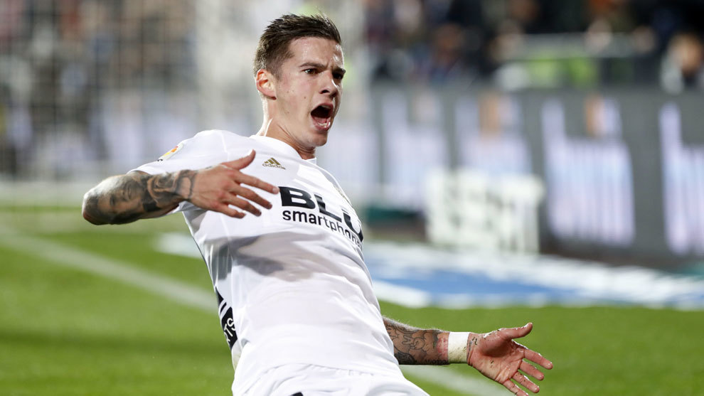 Santi Mina celebra el segundo gol del Valencia