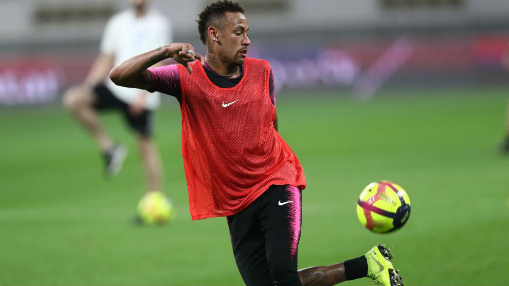 Neymar, con el baln en el entrenamiento de ayer en el Khalifa...