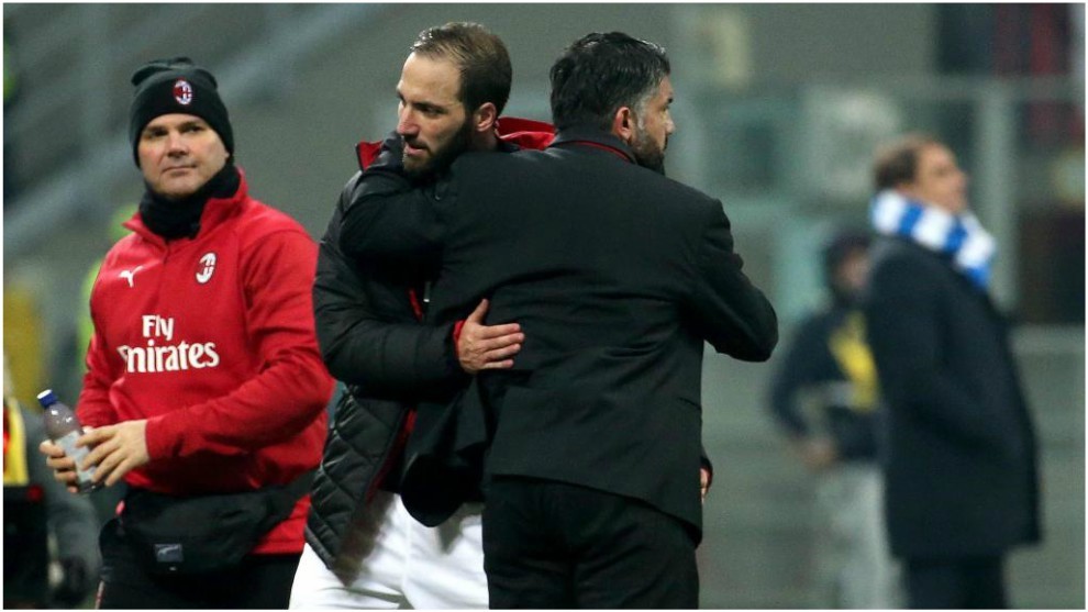 Higuan se abraza a Gattuso tras ser sustituido.