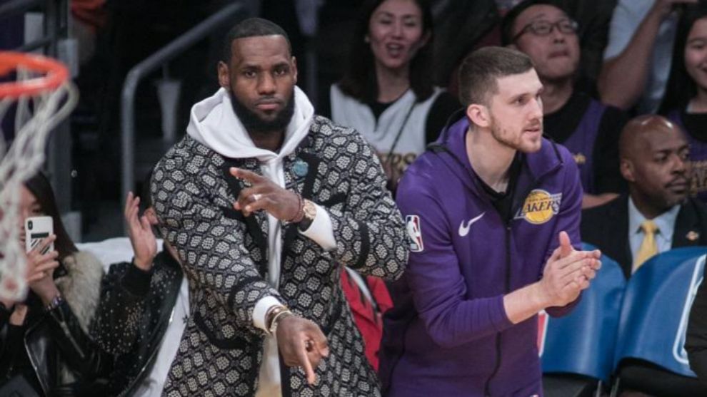LeBron James celebra una canasta de los Lakers desde el banquillo.
