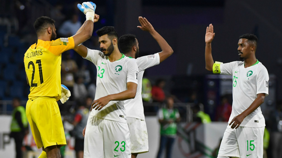 Los futbolistas de Arabia Saud se abrazan tras celebrar un gol...