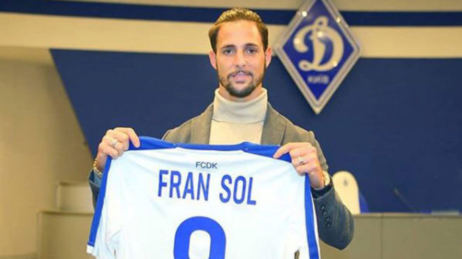 Fran Sol posa con la camiseta del Dinamo de Kiev durante su...