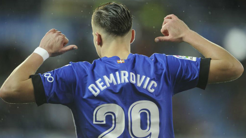 Demirovic celebra un gol con el Alavs