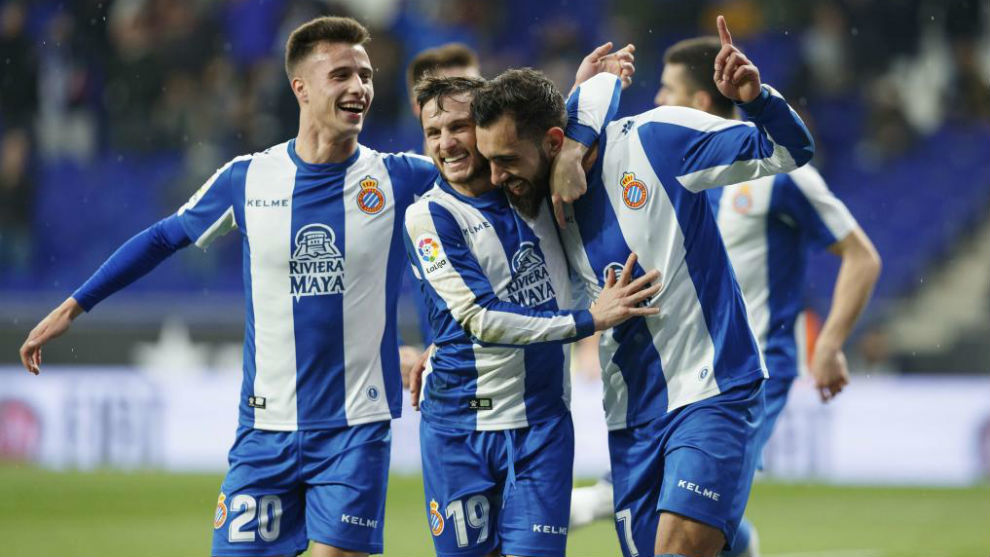 Los jugadores del Espanyol celebran con Borja Iglesias uno de los...