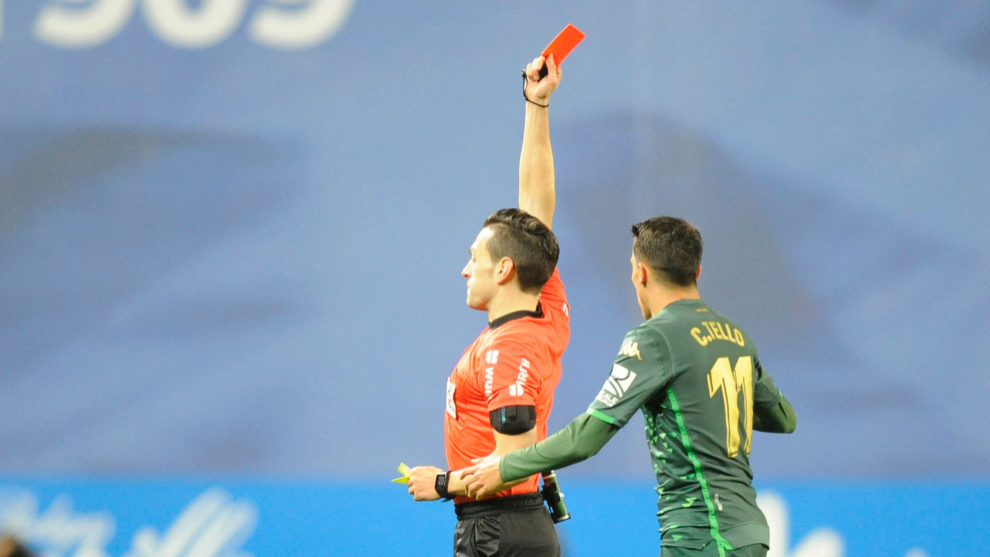 El rbitro muestra la roja a Lo Celso, que no sale en la imagen.