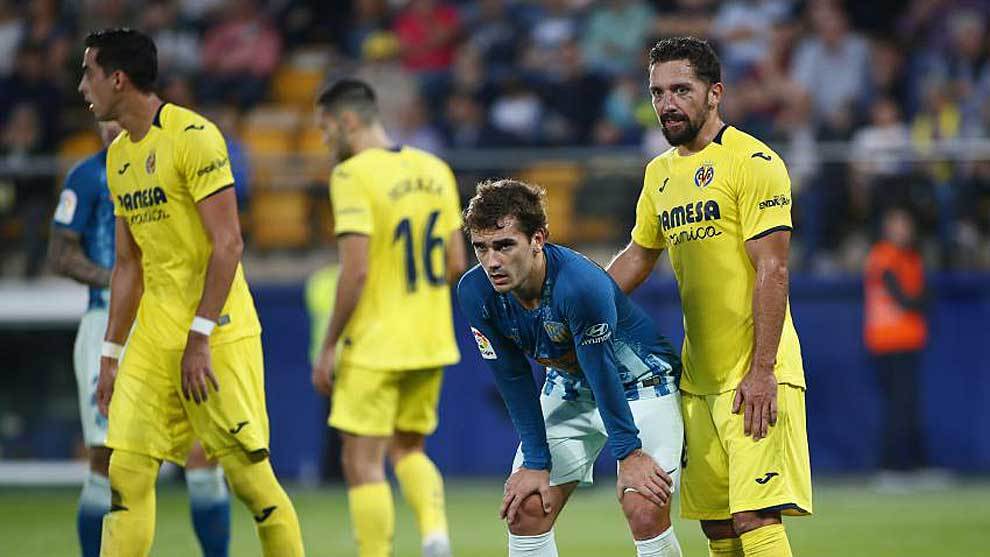 Iturra, marcando a Griezmann en el partido del Atltico en Villarreal