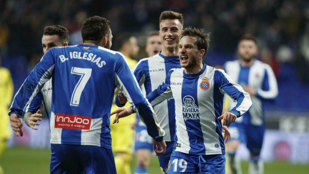 Borja Iglesias, de espaldas, celebra un gol con Piatti