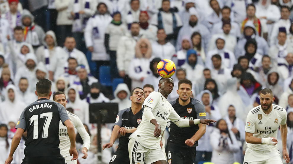 Vincius controla un baln durante el partido del Sevilla.