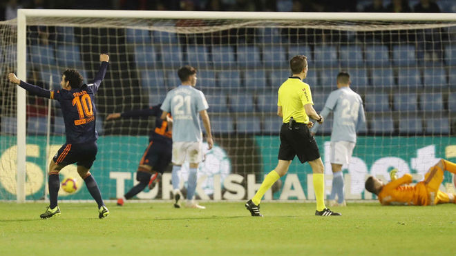 Parejo celebra uno de los goles del Valencia.
