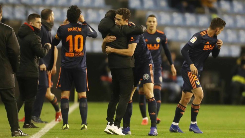 Gabriel Paulista se abraza a Marcelino tras el gol de Rodrigo.