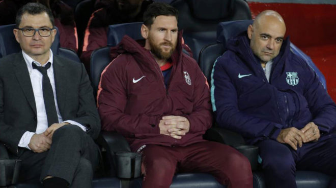 Messi, en el banquillo durante el partido contra el Tottenham.
