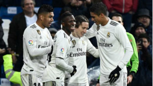Los jugadores del Real Madrid celebran el gol de Modric ante el...
