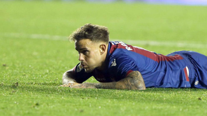 Roger, en el suelo en una lance del partido ante el Valladolid.