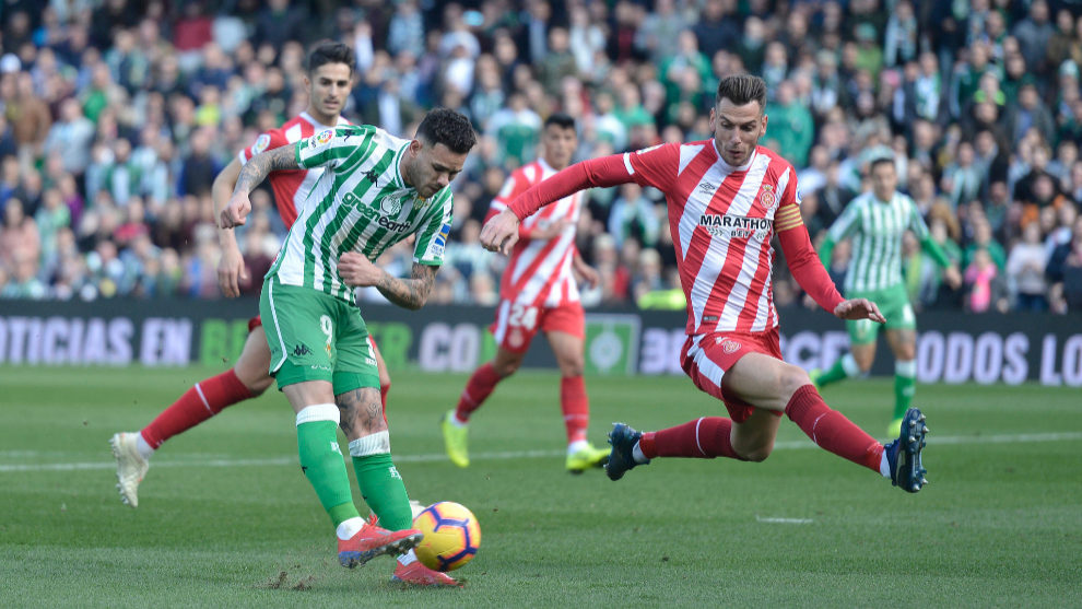 Beat dispara a portera durante el Betis-Girona.