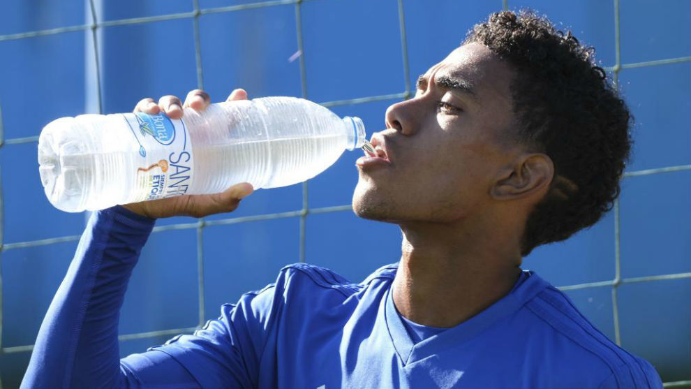 Yoel Brcenas bebe agua tras un entrenamiento