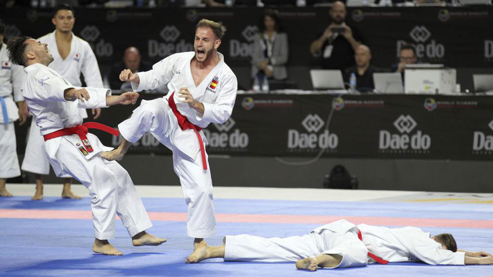 Sergio Galán, a la derecha, simulando un KO con el equipo de kata...