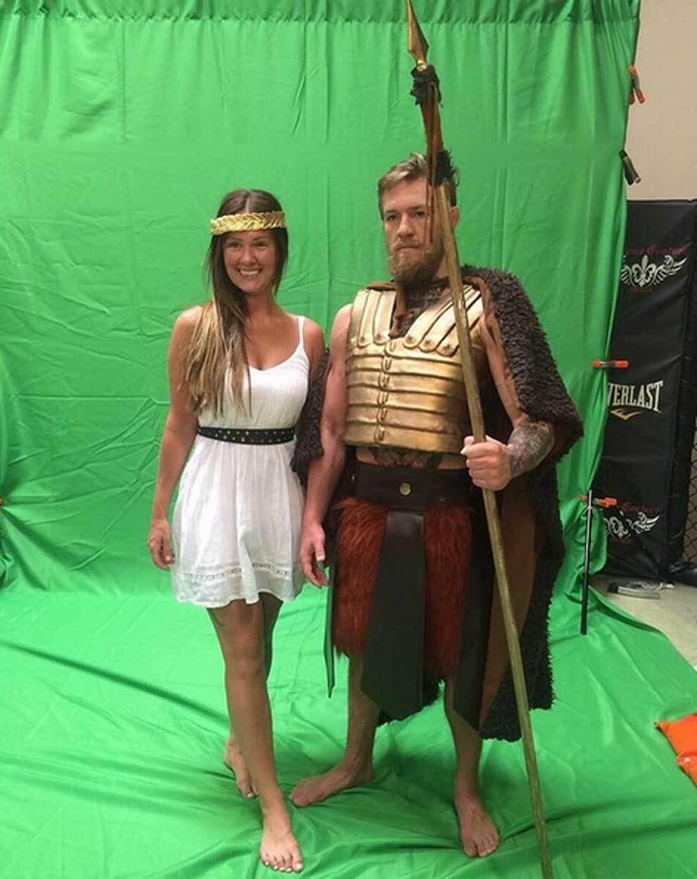 Dee Devlin y Conor McGregor vestidos de romanos