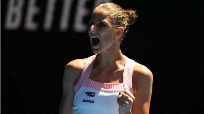 Pliskova celebra un punto en su encuentro ante Serena