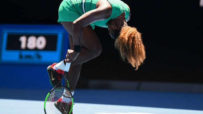 Serena Williams se queja del tobillo durante el tercer set