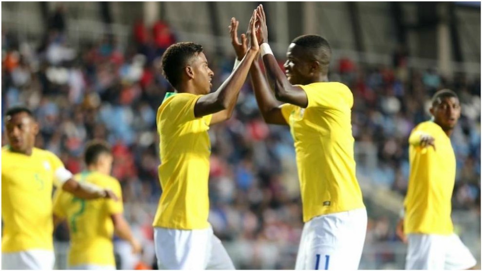 Rodrygo Goes y Vincius Jnior celebran un gol de Brasil en un...