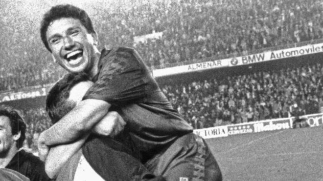Eusebio celebra la Copa de 1990 ganada al Madrid en Mestalla
