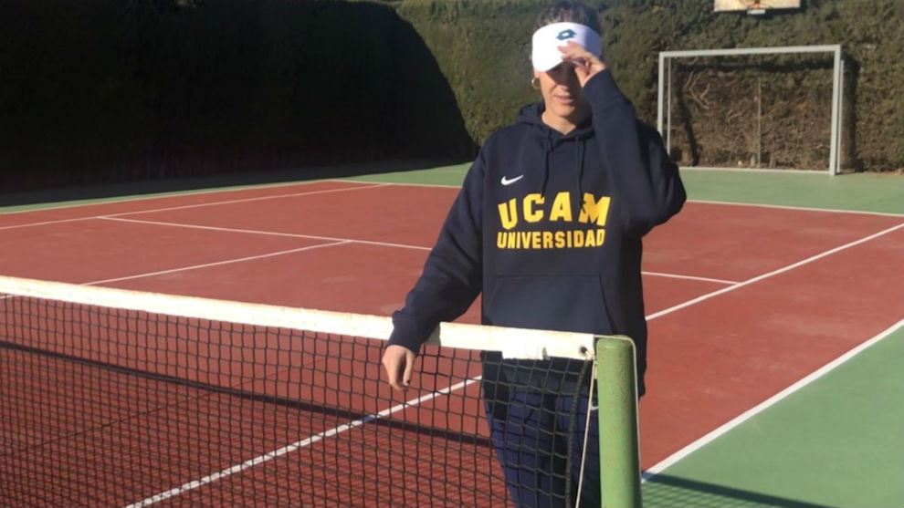 Tita Torr posa en las pistas de tenis de la UCAM de Murcia.