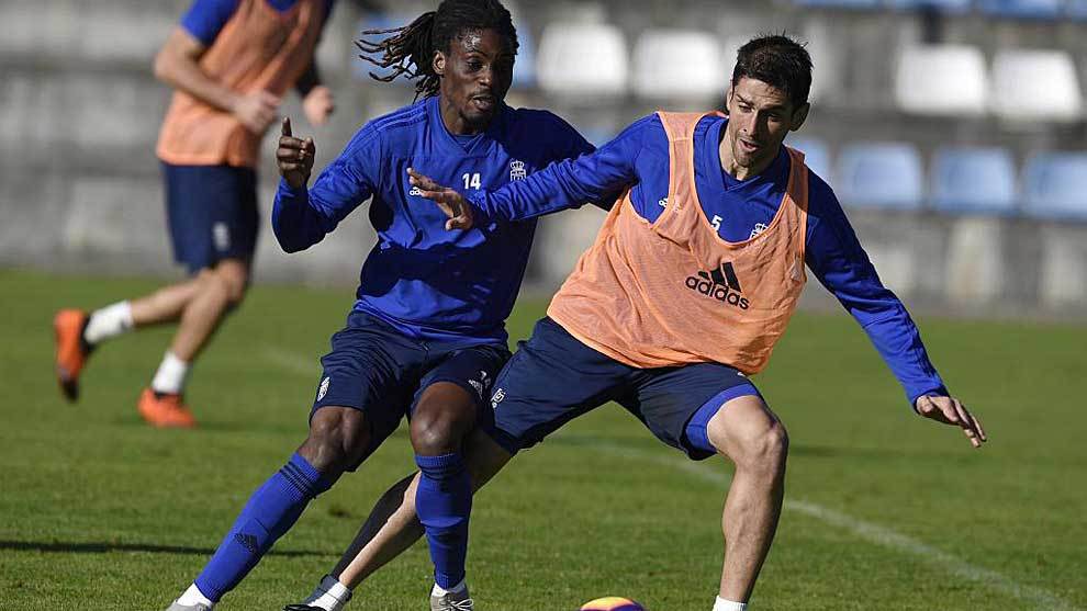 Boateng presiona a Forlin durante un entrenamiento del Oviedo