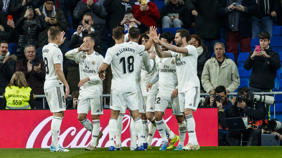 Los jugadores del Real Madrid celebra el tercer gol al Girona.