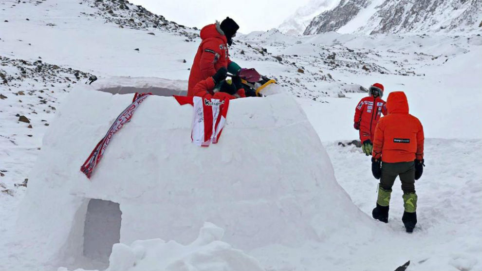 Alex Txikon y su equipo, en el campamento del K2.