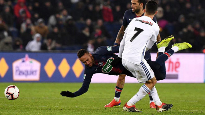 Neymar cae ante el jugador del Estrasburgo.