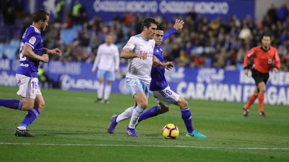 Zapater protege un baln en el partido contra el Oviedo.