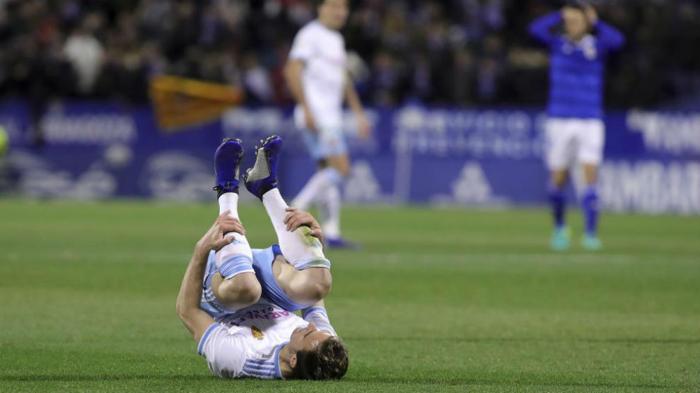 Daniel Lasure se tira al suelo al no poder continuar frente al Oviedo.