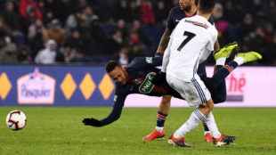 Neymar cae en el partido ante el Estrasburgo.