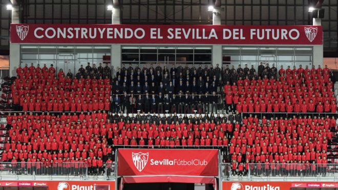 Los 26 equipos del Sevilla, reunidos.