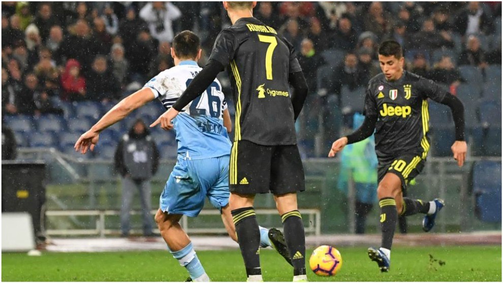Joao Cancelo marca el gol del empate contra la Lazio.