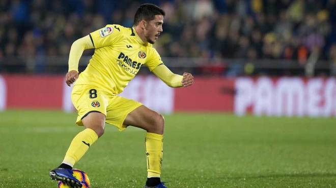 Fornals controlling the ball in a match for Villarreal.