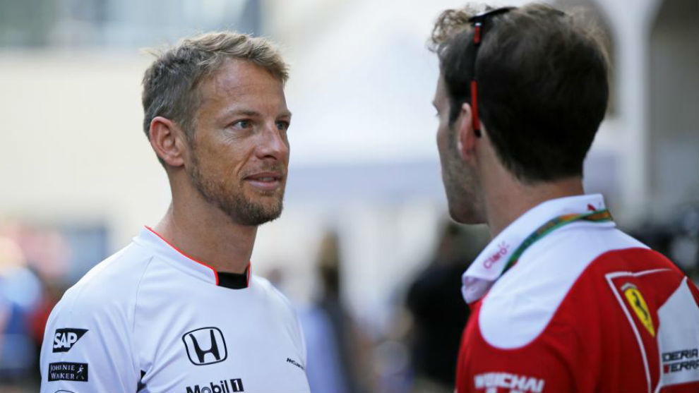Button charla con Vettel en el GP de Japón de 2015.